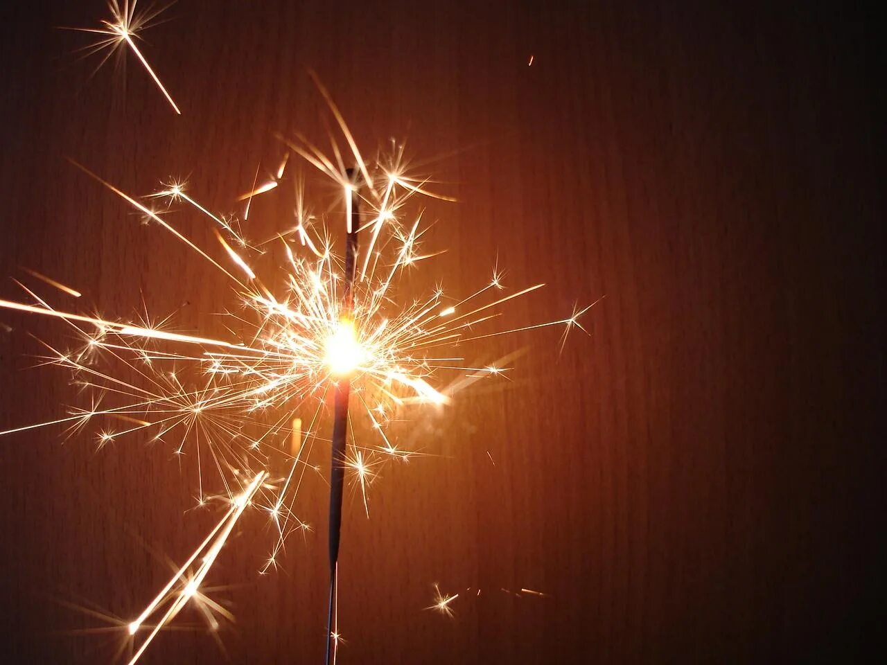 Новогодняя вечеринка бенгальские огни. Бенгальские огни томск. Искра. Горящие бенгальские огни. Горение бенгальских огней.