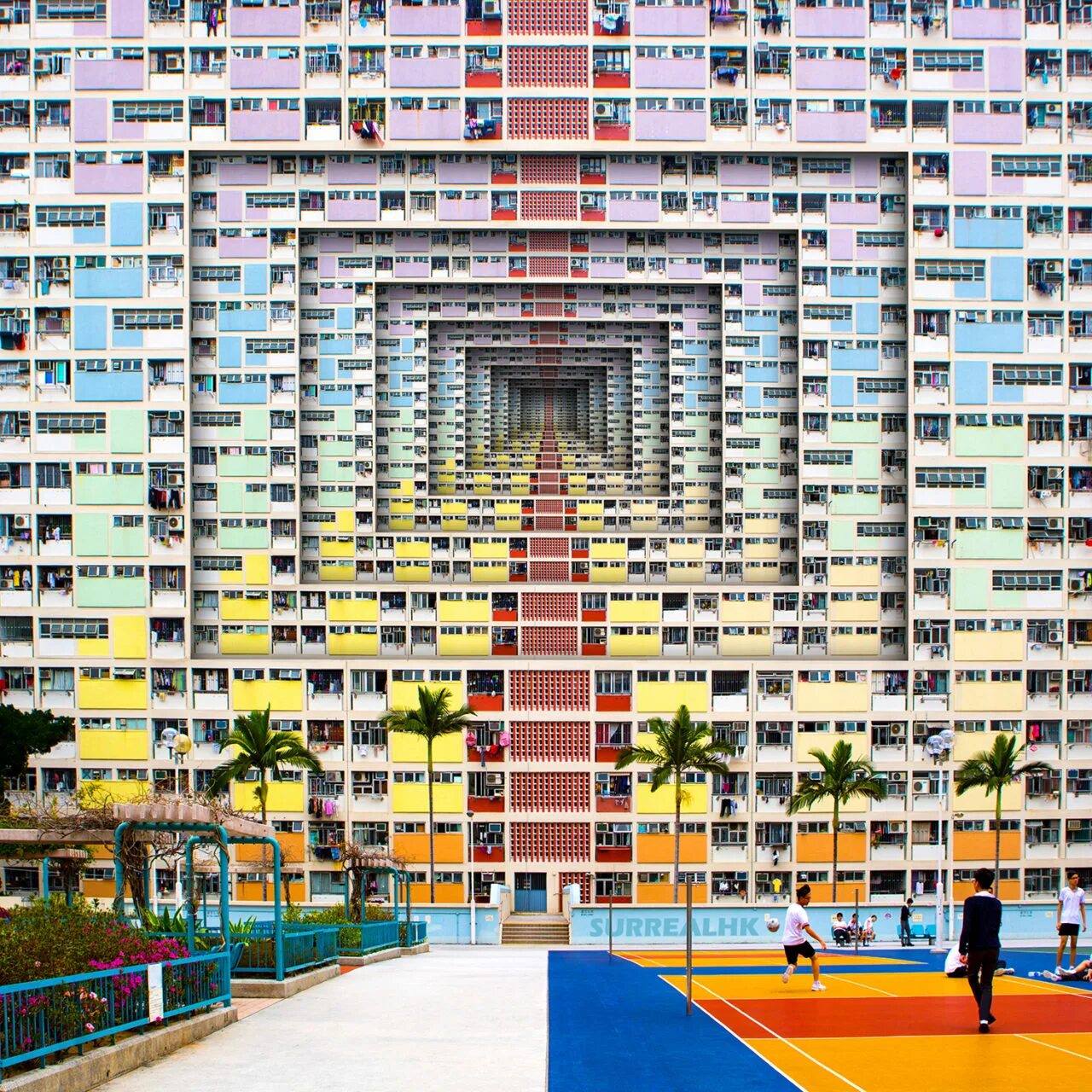 Этажность людей. Инстаграммный дом в Гонконге. Самый инстаграмный дом в Гонконге. Гуанчжоу кварталы муравейники. Дом Муравейник в Гонконге.