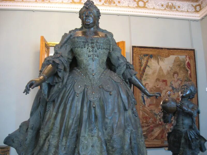 б к растрелли анна иоанновна с арапчонком. аннаиоановна с арапченкомм. бартоломео растрелли анна иоанновна с арапчонком. бартоломео карло растрелли императрица анна иоановна с арапчонком. анна иоанновна с арапчонком скульптура.