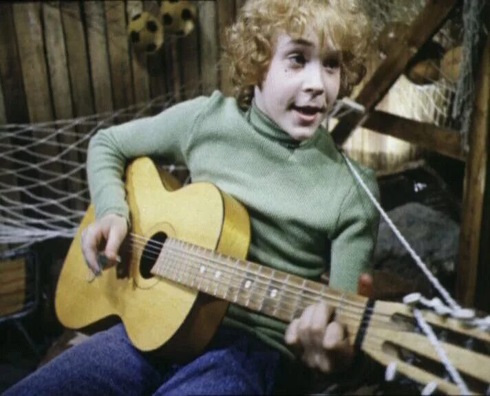 Приключения электроника фильм 1979. Сыроежкин и электроник. Мы маленькие дети приключения электроника. Песня из кинофильма приключения электроника. Приключения электроника заводная обезьяна.