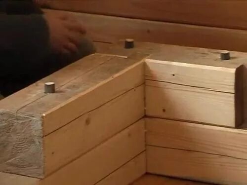 Дом из бруса на пену. Шип паз ласточкин хвост профилированного бруса. Пакля для конопатки сруба. Конопатка швов паклей. Утеплитель между брусом.