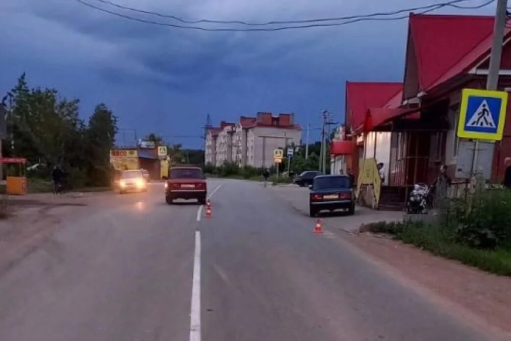 Вечерняя улица фото. Бугуруслан лето 2022. Пешеходный переход ночью. Бугуруслан вести 56