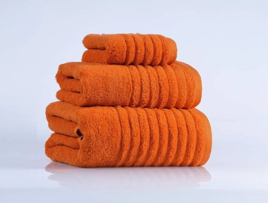 Полотенце махровое оранжевое. Банное полотенце оранжевое. Стопка оранжевых полотенец. Оранжевое полотенце