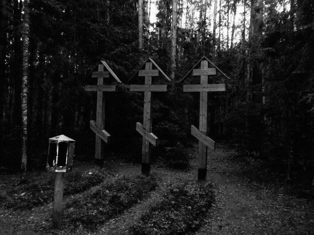 Место где ничего не растет. Три Креста на могиле. Страшный Могильный крест. Крест на кладбище. Три Креста на кладбище.