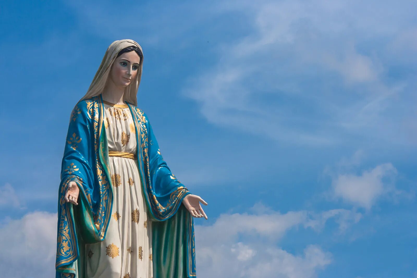Муж девы марии. Непорочное зачатие Девы Марии фото. Фото Девы Марии на фоне неба. Статуя Девы Марии на белом фоне.