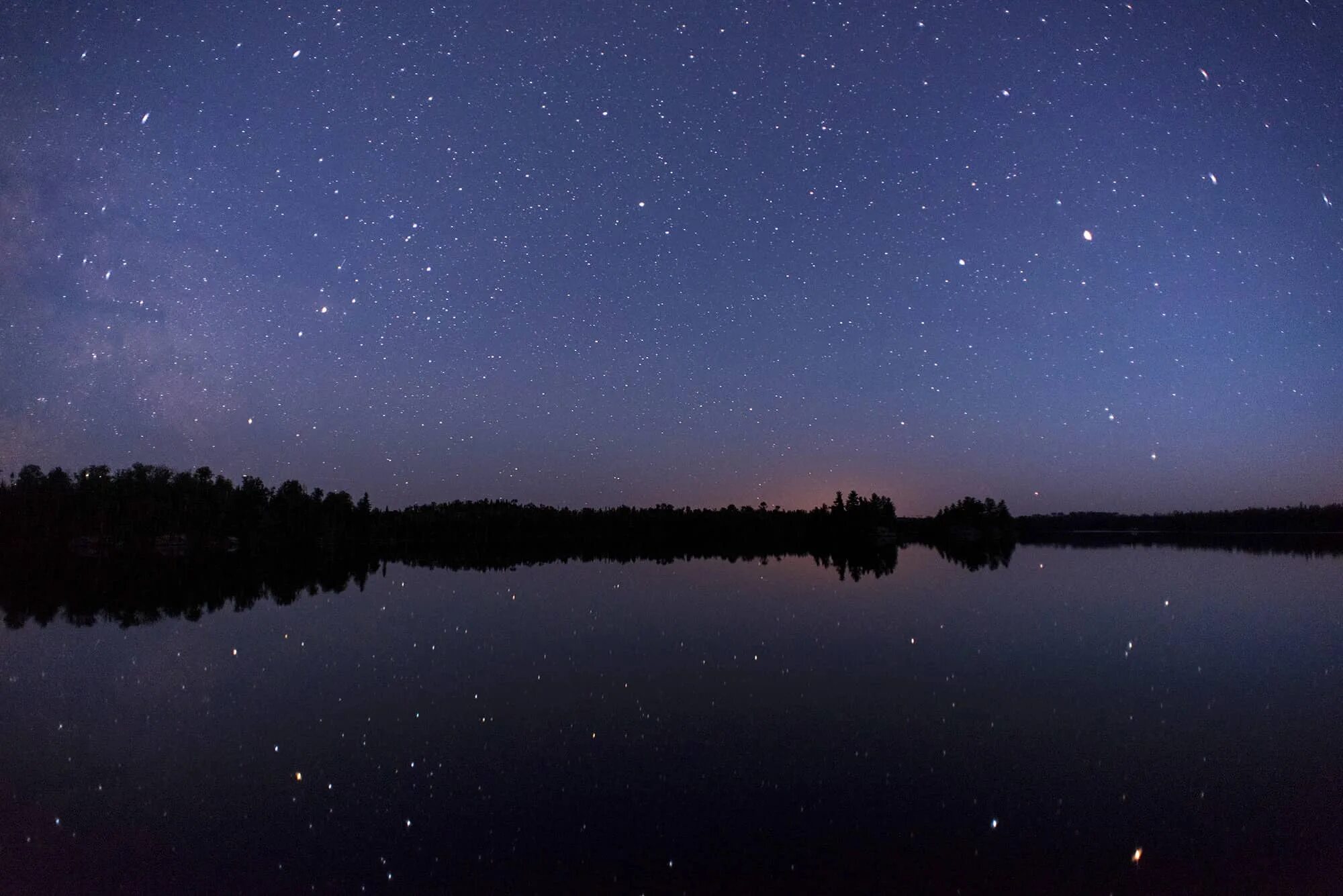Ночное озеро. Звезды над озером. Ночное небо. Озеро ночью.