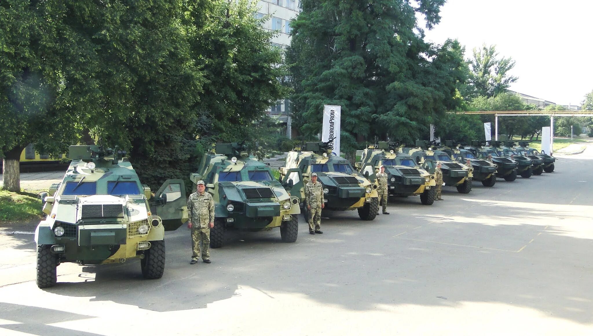 Укр б. Бронеавтомобили ВСУ. Техника ВСУ Украины бронеавтомобиль. Дозор б ВСУ Украины. БТР дозор б.