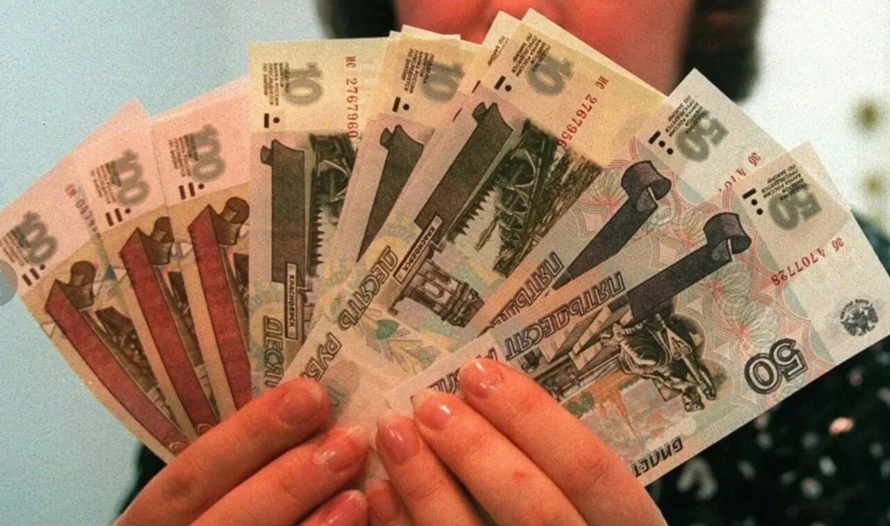 Деньги в руках. Рубли в руках. СТО рублей в руке. 100 Рублей в руке. Размен мелкими купюрами