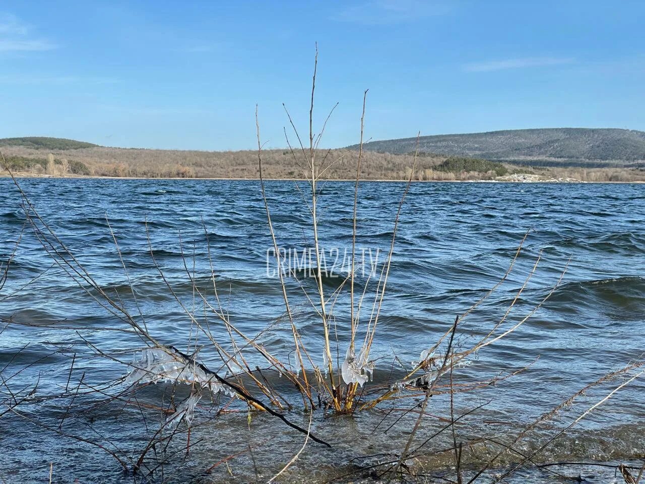 Вода в крыму в августе