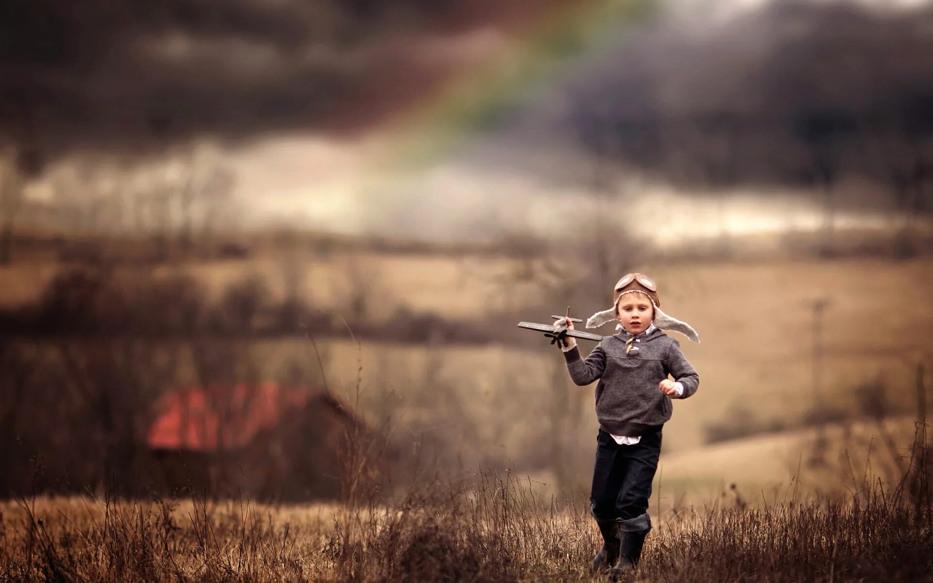Сбегай посмотри. Мальчик бежит по полю. Мальчик убегает. Бегущий мальчик деревенский. Убегающий деревенский мальчик.