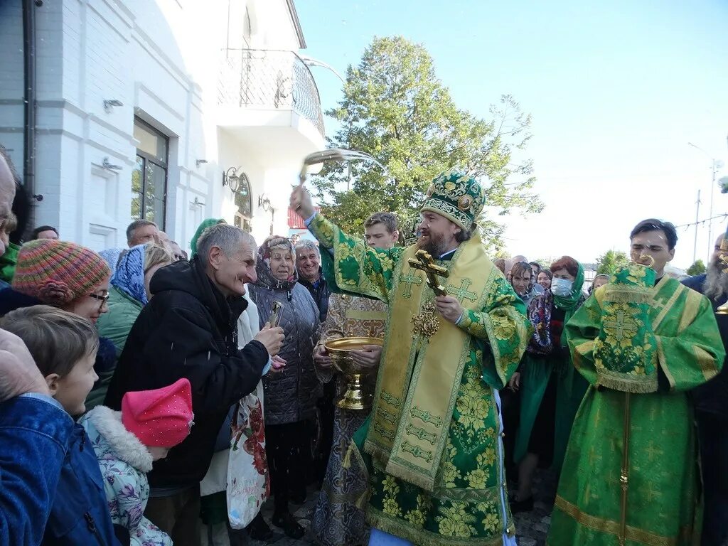 Престольный праздник отметил храм. Свято сергеевский храм краснодар. прихожане в храме. праздники октября в церкви. христос священник.