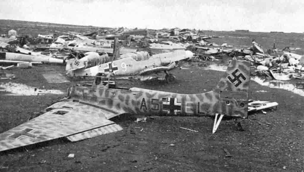 Налет люфтваффе. Бомбардировщик юнкерс на площади свердлова 1941. люфтваффе аэродром тацинская.