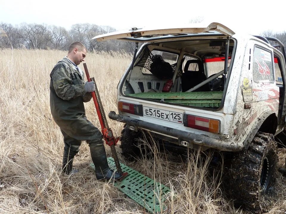 Какой вес нивы. Масса Нивы 2121. Сендтраки на ниву. Вес Нивы 3 дверной. Нива в канаве.