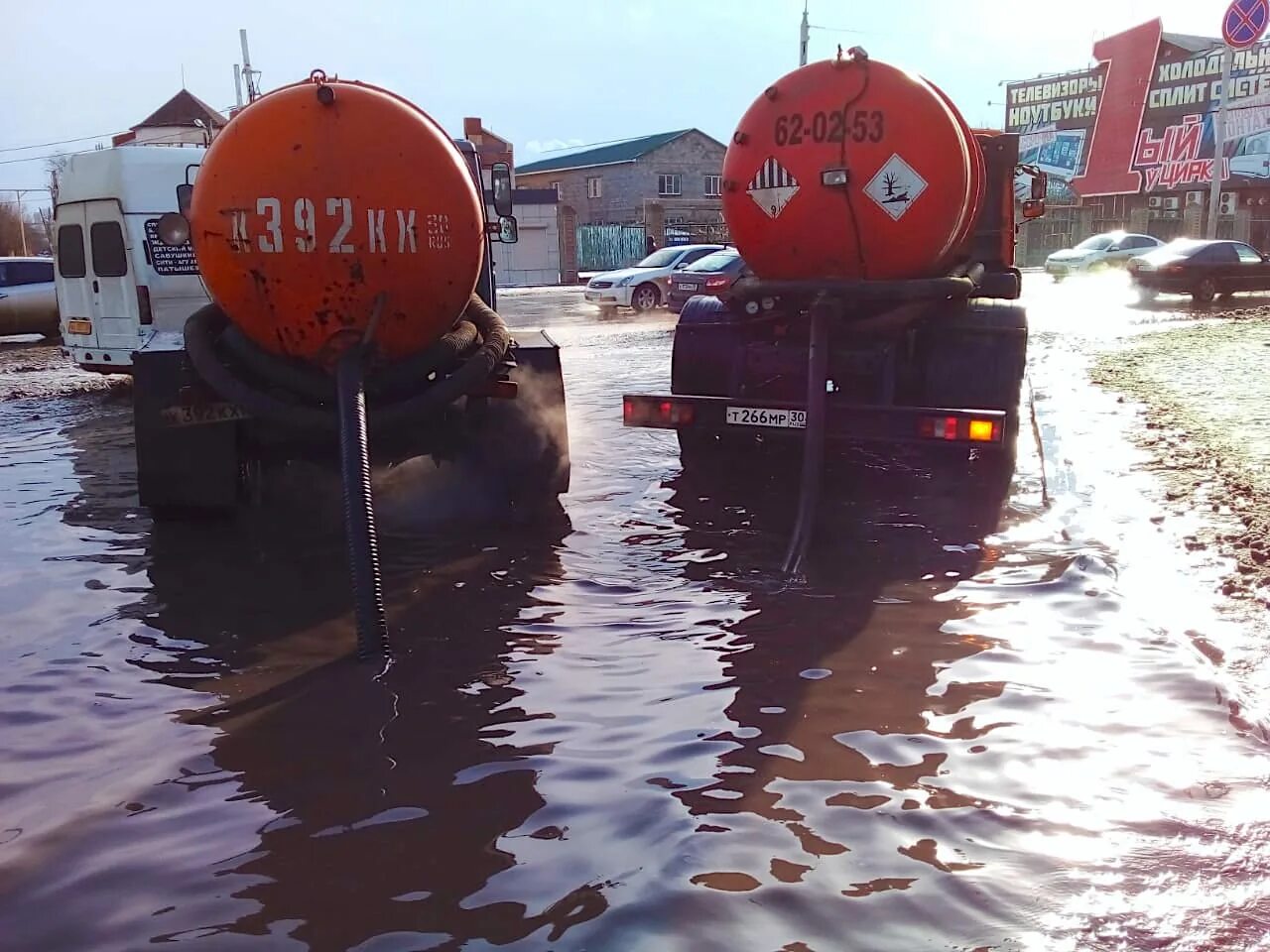Откачиваем талые воды. Машина на воде Астрахань.