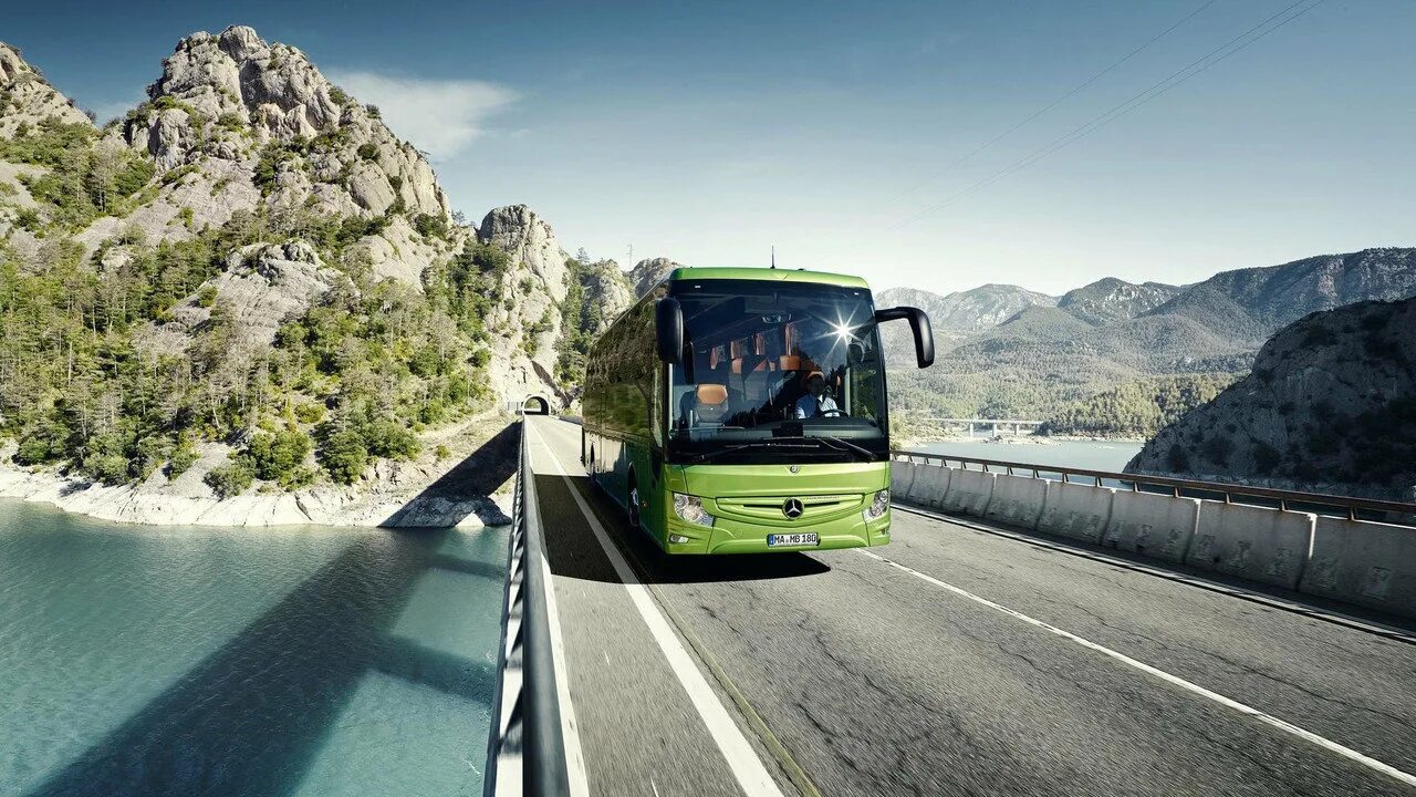 Автобус едет в горы. Mercedes-Benz Tourismo. Мерседес-Benz Bus. Автобус для путешествий. Автобус в горах.