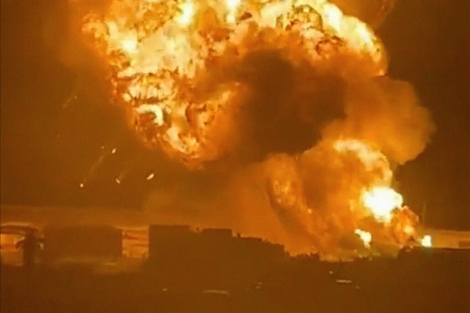 Взрыв на химическом заводе.
