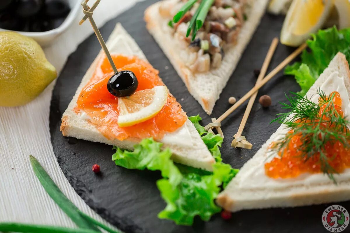 Мини бутерброд с семгой. Закуска с лососем. Бутерики с красной рыбой. Красивая подача бутербродов с рыбой. Бутербродики с красной рыбой на праздничный.
