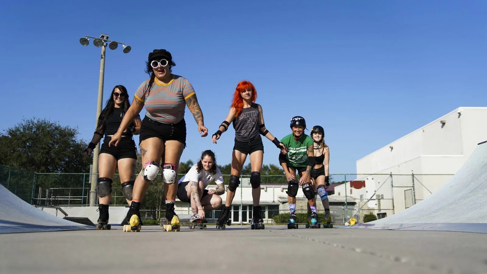Inlineskaten. Учимся кататься на квадах. Inline картинки это. Roller skating. Грязные роликовые коньки.