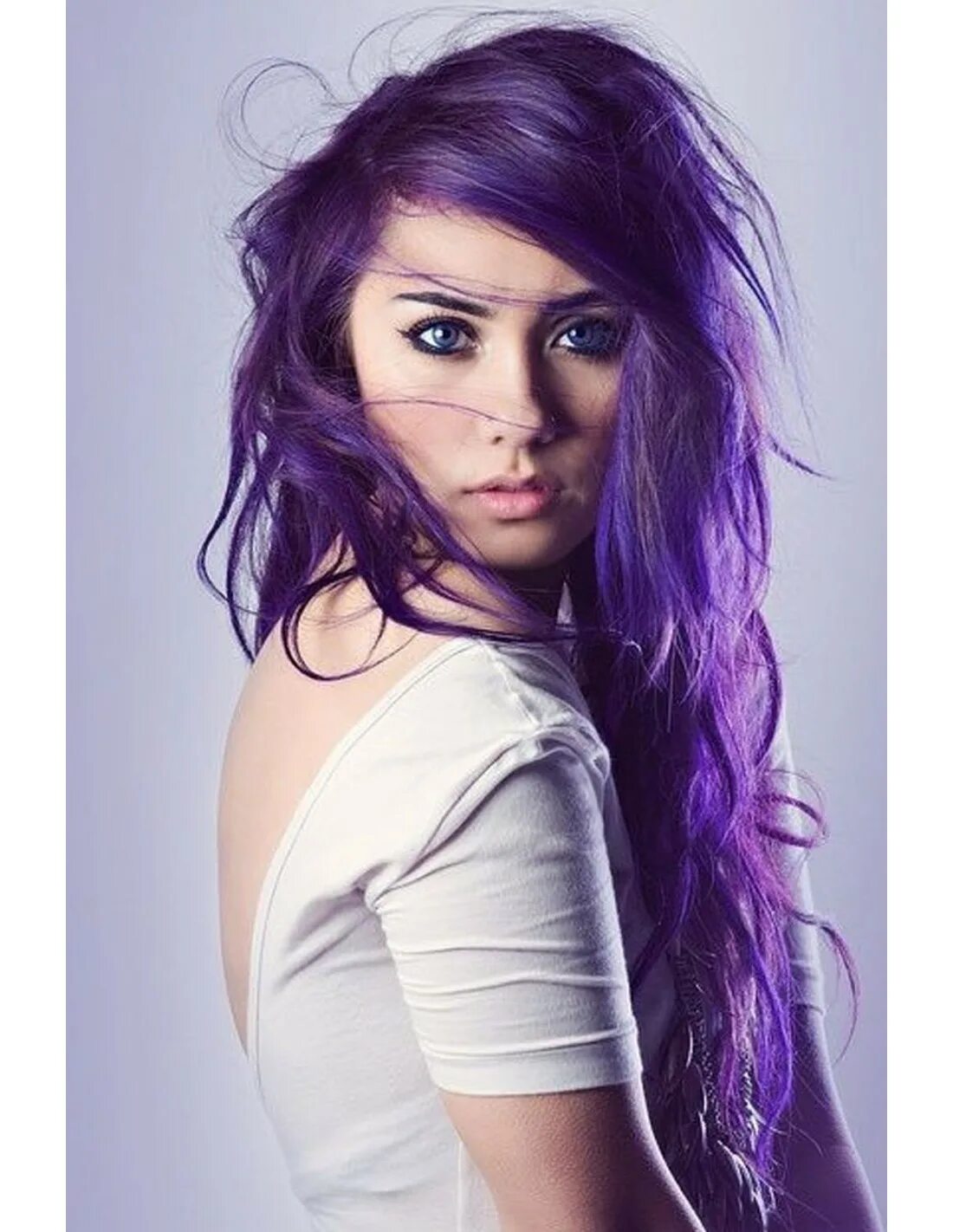 Гробыня склепова внешность. Фиалковый цвет волос. Даяна кранк с фиолетовыми волосами. Бело сиреневые волосы. Девочка с фиолетовыми волосами.