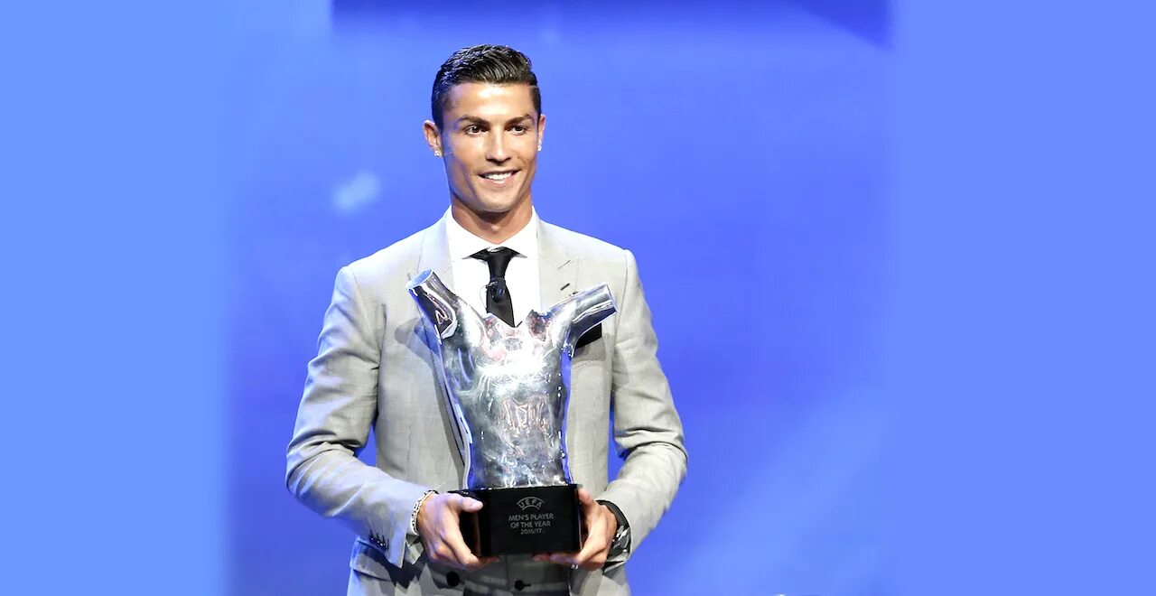 Fifa the best 2018. Роналду награды. Левандовский футболист фифа. Криштиану роналду лучший игрок уефа. Best player in the world.