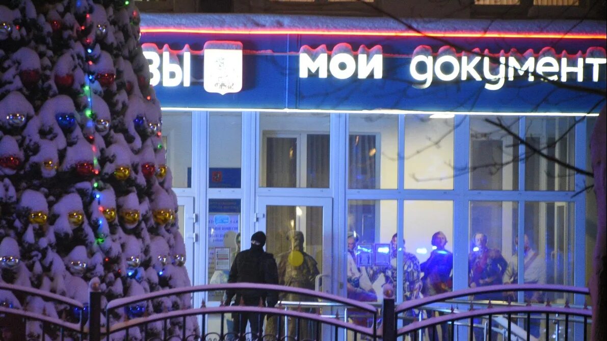 Как в новогодние праздники будут работать МФЦ, ЗАГСы, почта и поликлиники
