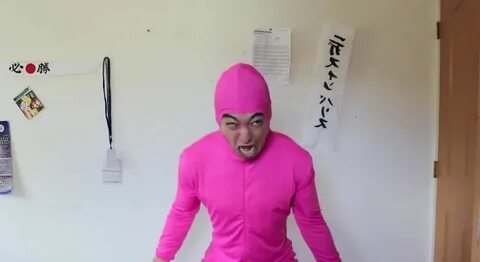 Человек в розовом костюме