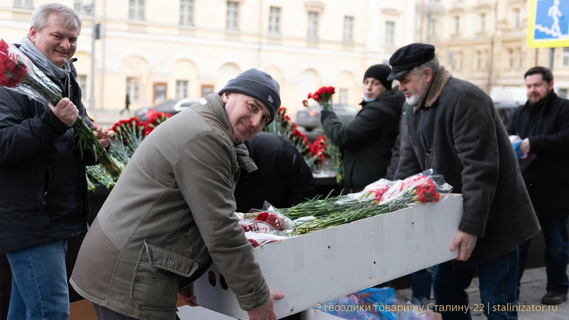 Где похоронен сталин иосиф виссарионович кладбище. Могила сталина 2025. возложение цветов к могиле сталина 5 марта 2025. две гвоздики для товарища сталина 2025. возложение цветов к памятнику сталина 5 марта 2025.