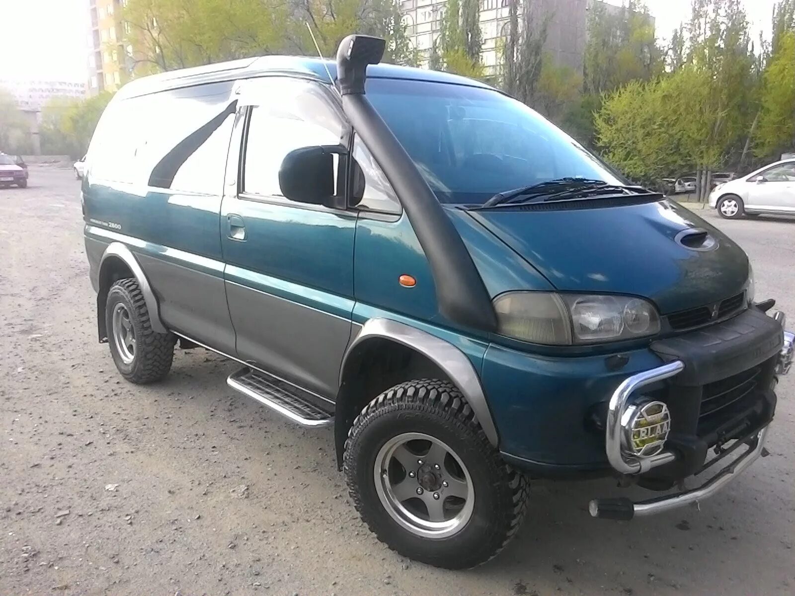 Mitsubishi delica d2. Mitsubishi delica l400. Mitsubishi delica. Мицубиси делика. 265/70/15 делика булка.