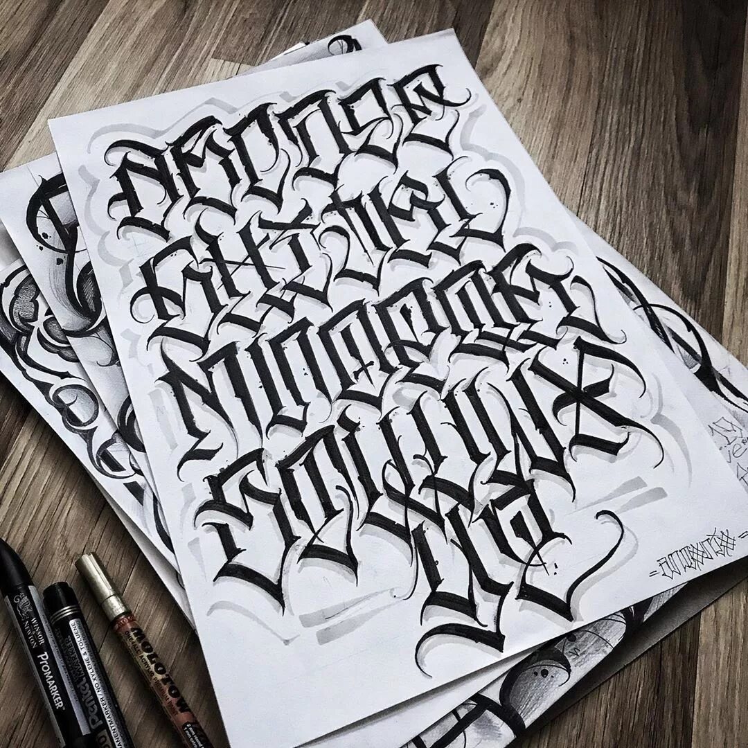 Lettering шрифт. Тату в стиле Калиграфи. Тату эскизы шрифты. Стили шрифтов для тату. Тату в стиле каллиграфии.