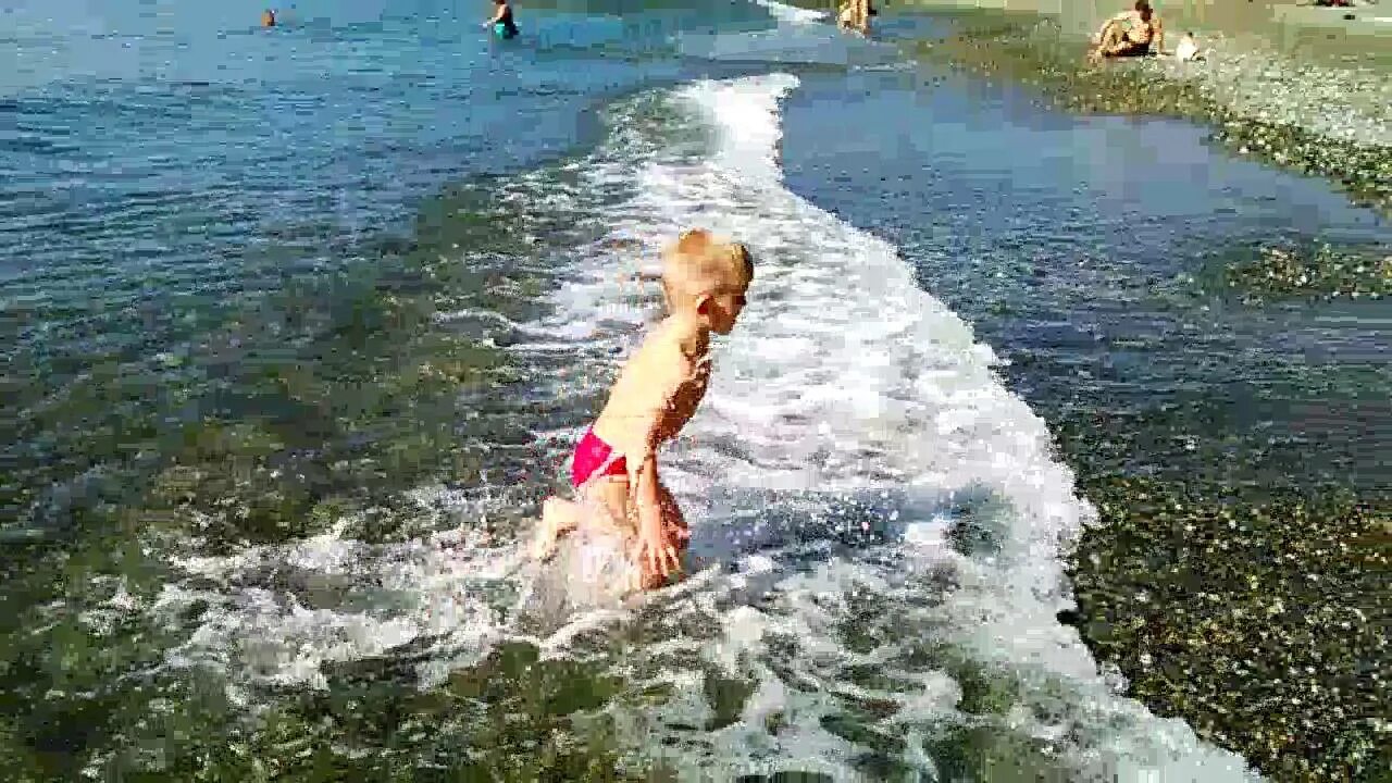 Черное море купания. Купаются в черном море. Море дети купаются видео. Купание в октябре с детьми. Дети купаются на море в Анапе.