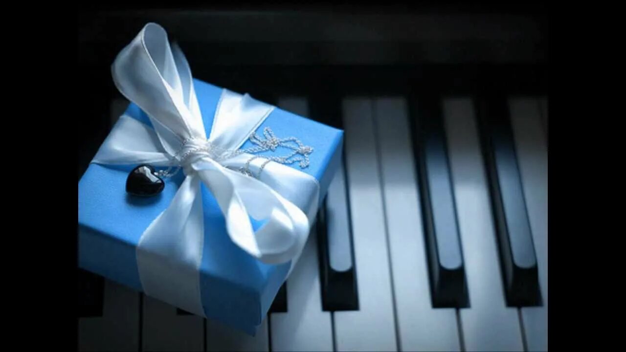 Песня подарок. Музыкальный подарок. Музыкальный сюрприз. Музыкальный подарок картинка. Подарок с песней.