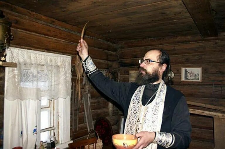 Освещение или освящение. Окропление жилища святой водой. священник освящает дом. освящение дома. освящение жилища священником.