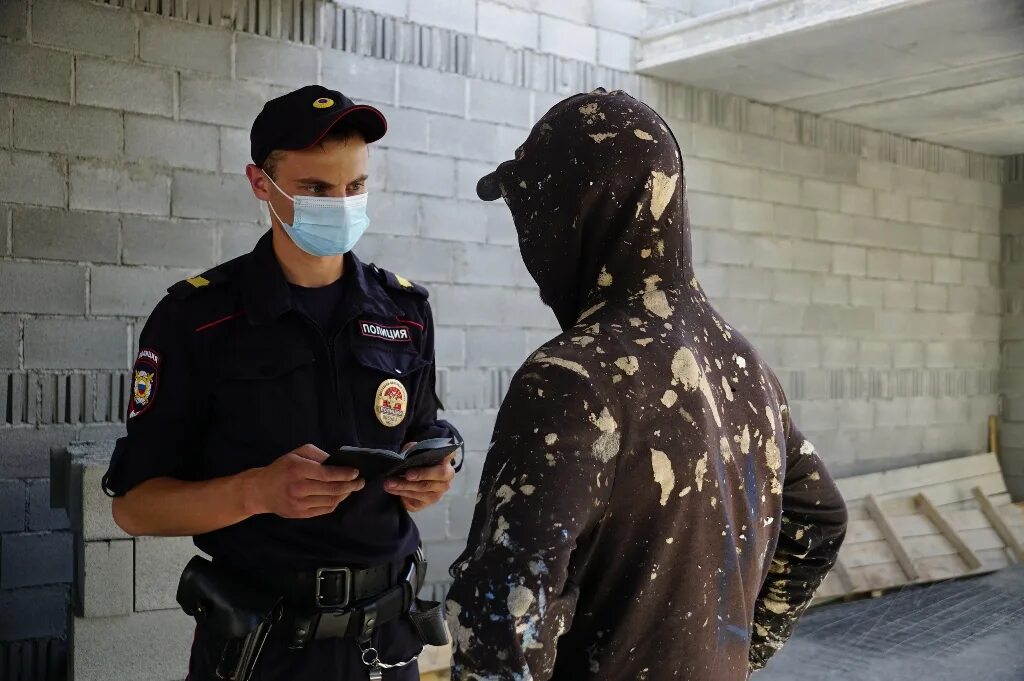 Почему не приехал омон. Полиция на стройке. Полицейские Магнитогорска. Мигранты и полиция в России. ОМОН арестовывает мигрантов.