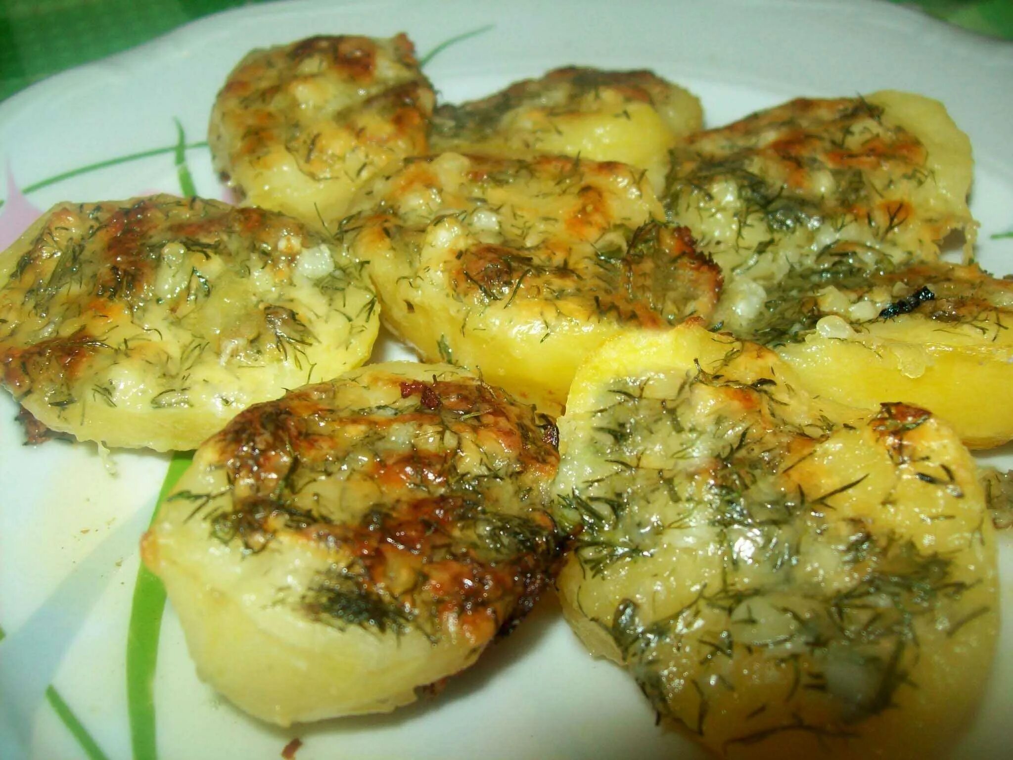 Картошка гармошка. Картошка в духовке с чесноком и маслом. Печеный картофель. Запекание картошки в духовке. Картошка в духовке.