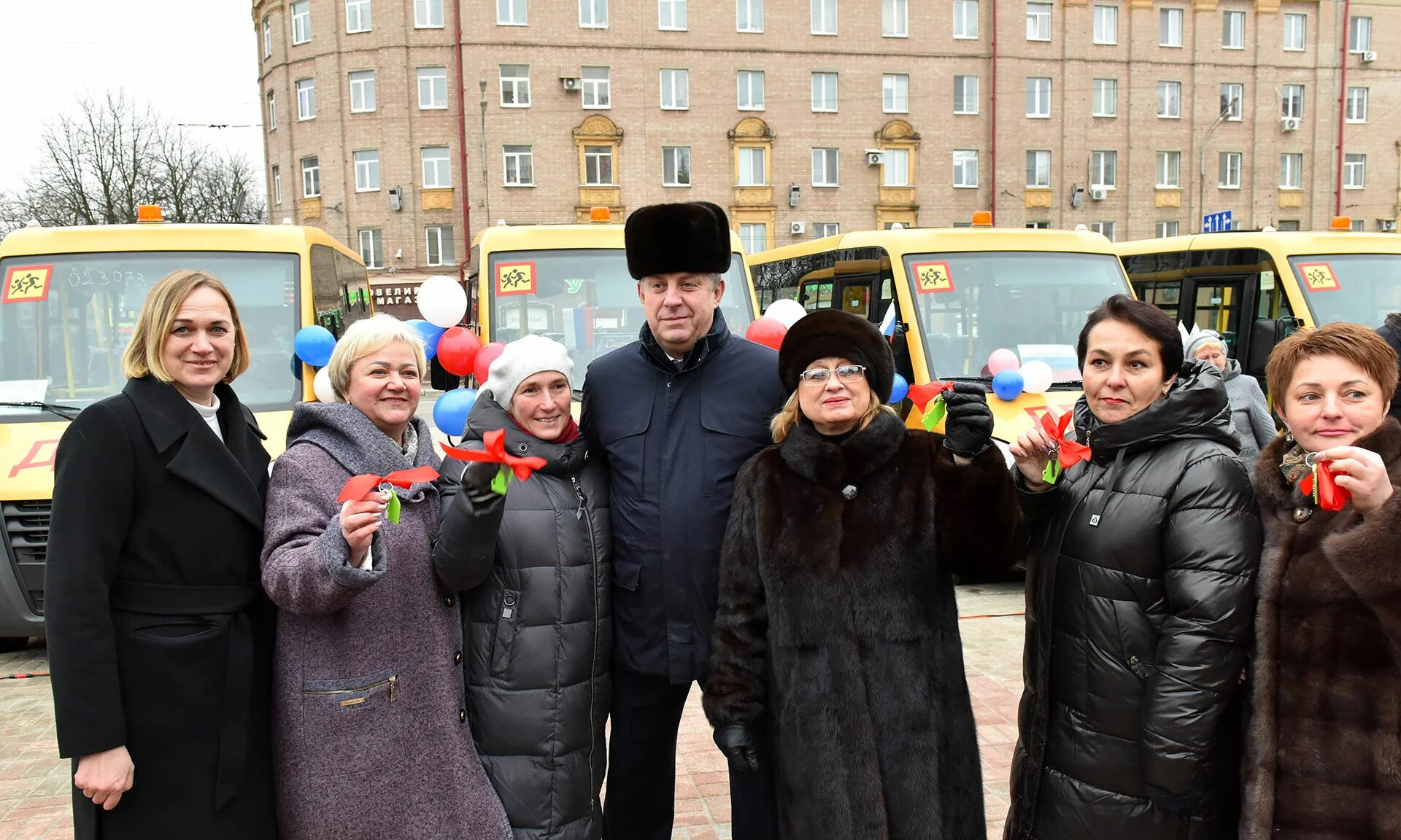 Брянск декабрь 2023. Вручение автобусов в Брянске. Клинцы Брянск. Вологда вручение школьных автобусов. Вручение ключей на площади в Брянске от школьных автобусов.