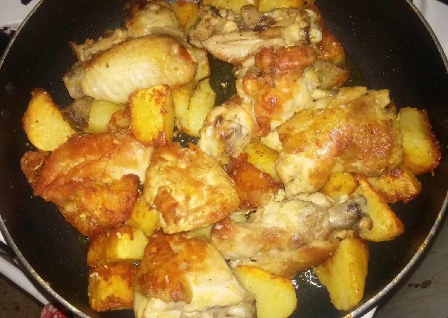 Жареная курица с картошкой. Картошка с курицей на сковороде. Жареный картофель с курицей. Жареная Курочка с картошкой.