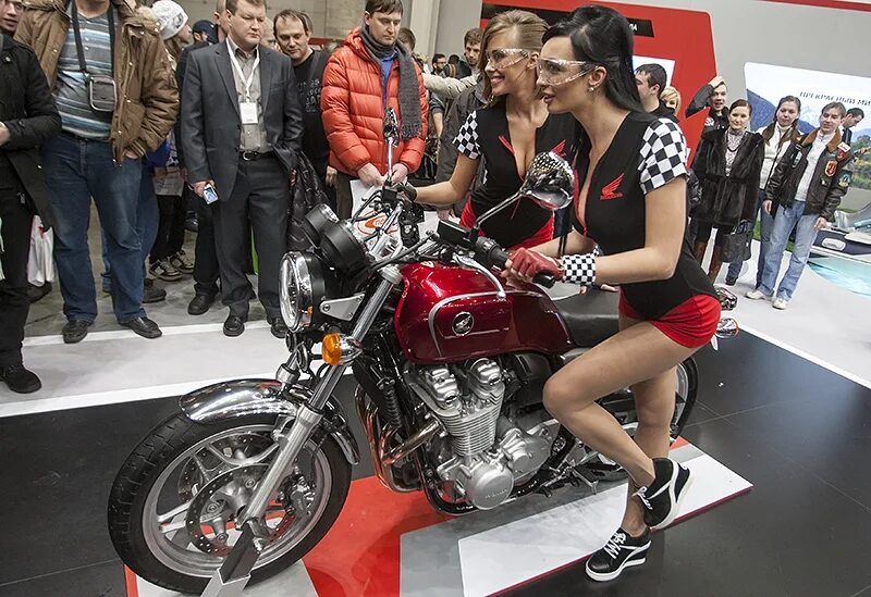 мотоциклисты несколько. мотосалон harley davidson. мотоцикл хонда салон. мотоцикл киану ривза arch. мотоцикл харлей дэвидсон салон.