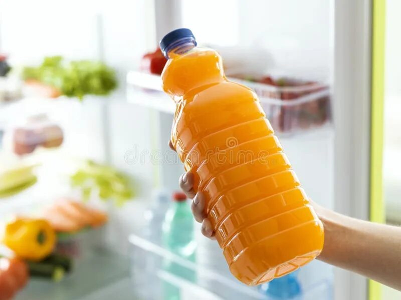 Бутылка Fresh Juice. Сок в холодильнике. Апельсиновый сок в бутылке. Бутылка с апельсиновым соком пластиковая фотосессия.