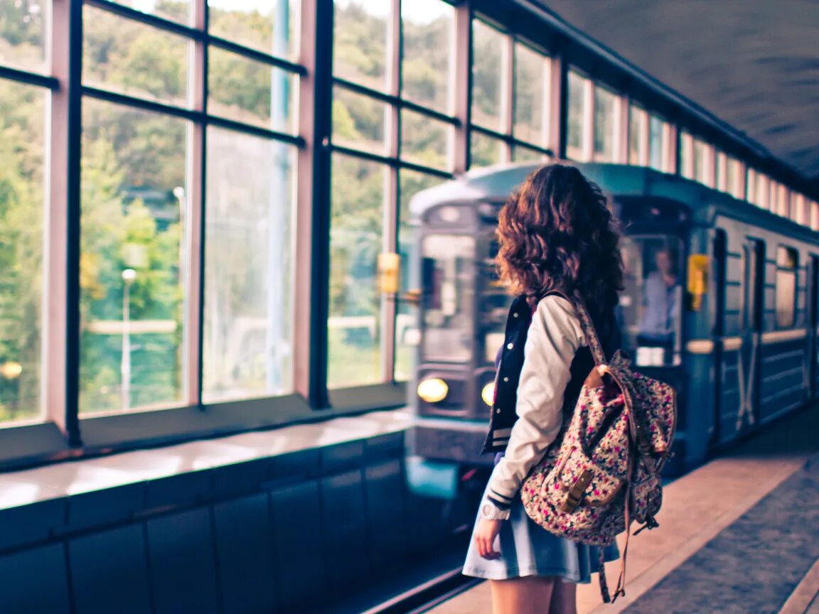 Девушки в метро. Девушка едет в поезде. Девушка на фоне поезда. Девушка уехала утром. Девушка с чемоданом.