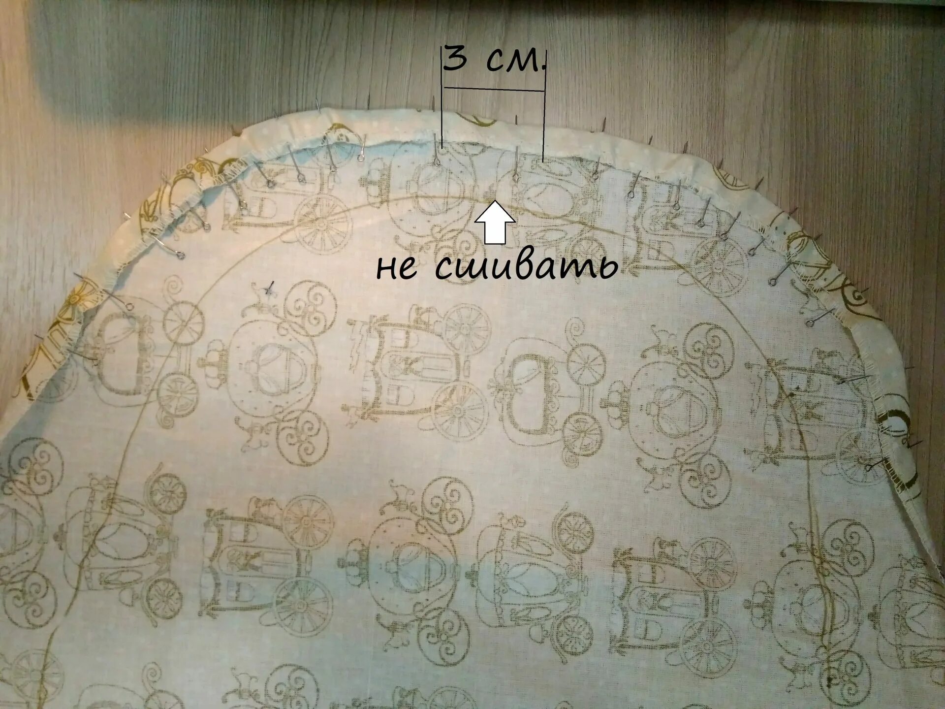 Самодельный чехол для гладильной доски. Шьем на гладильную доску. Как сшить чехол на гладильную доску. Пошив чехла на гладильную доску. Чехол для гладильной доски.