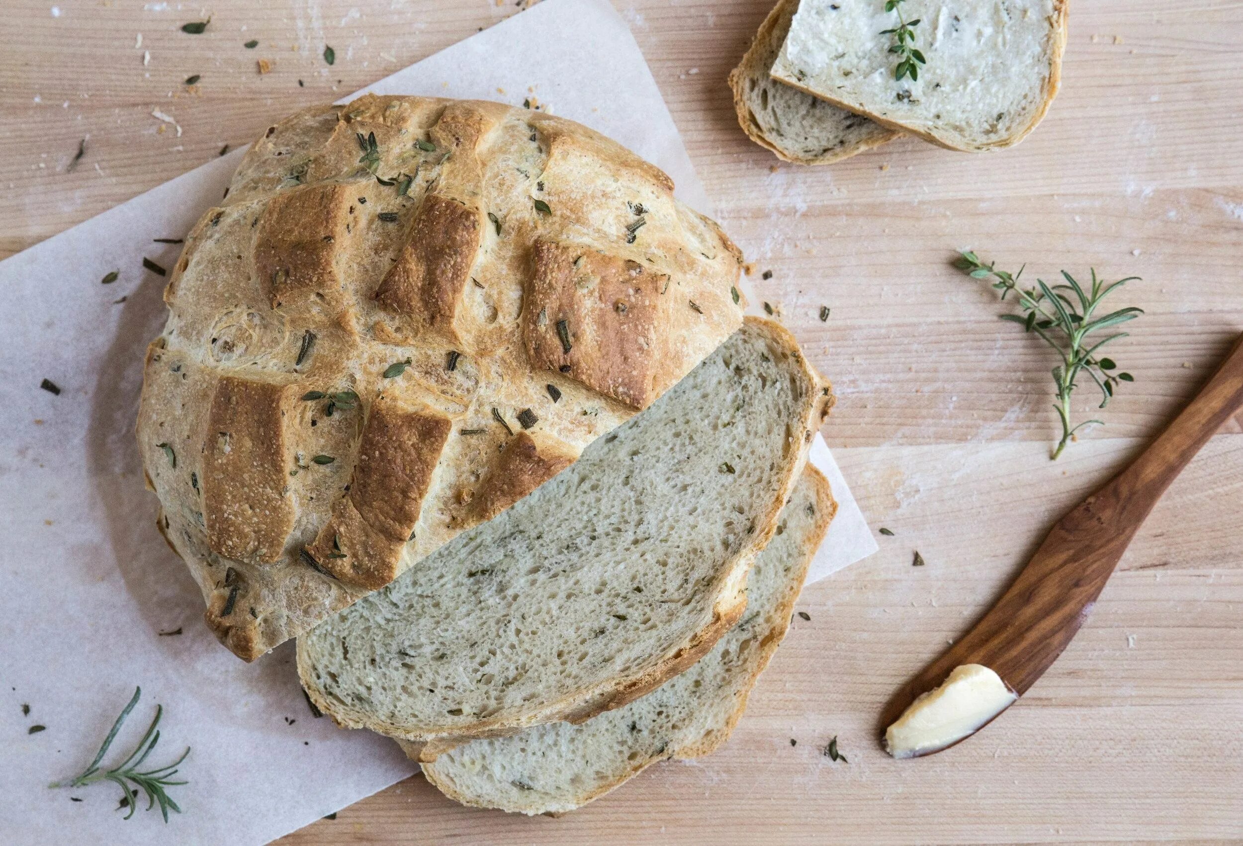 Хлеб с луком на сковороде рецепт. Хлеб для бутербродов. Круглый хлеб. Хлеб с травами. Слоеный хлеб.