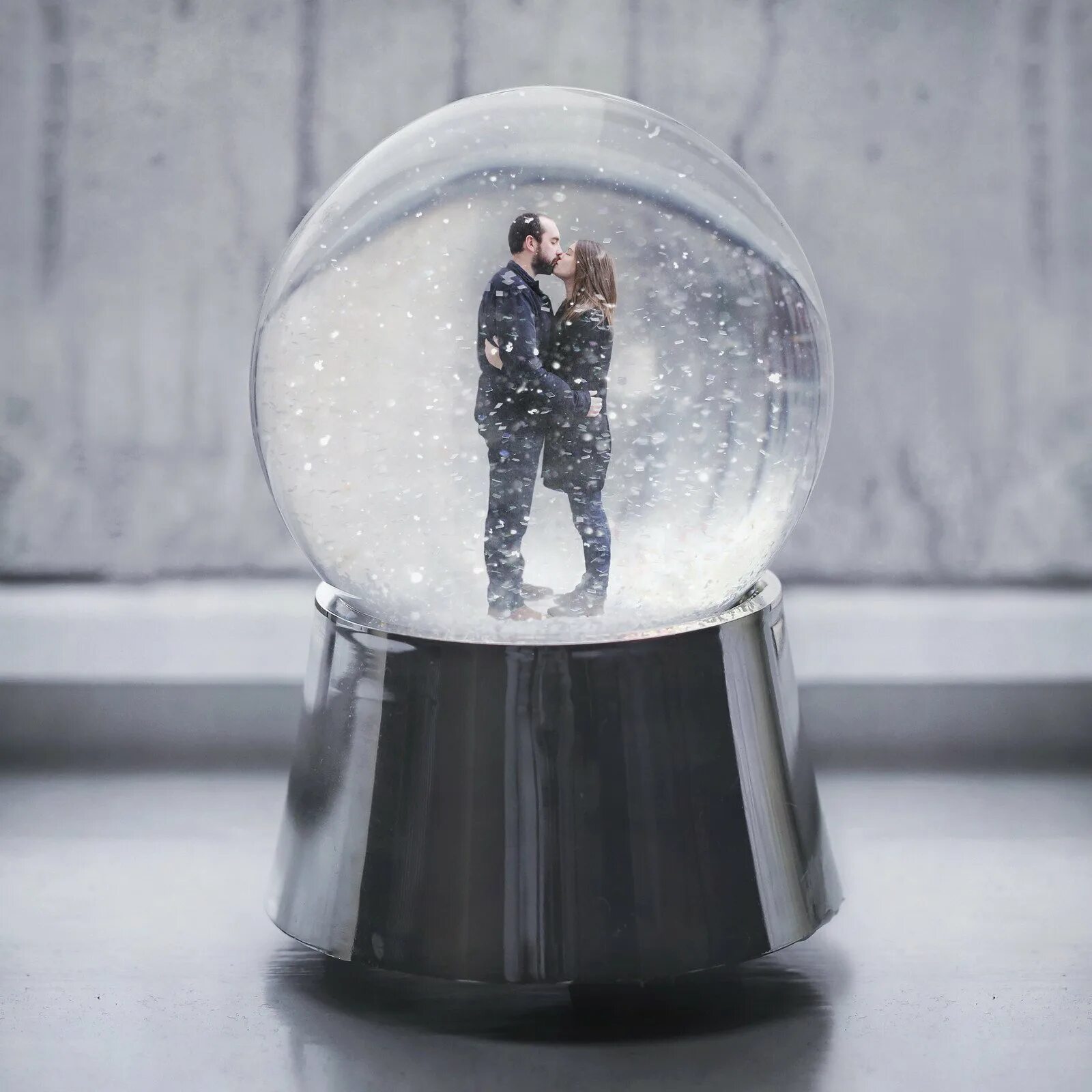 Шары внутри снег. Снежный шар. Стеклянные шары со снегом. Новогодний стеклянный шар. Стеклянный шар со снегом.