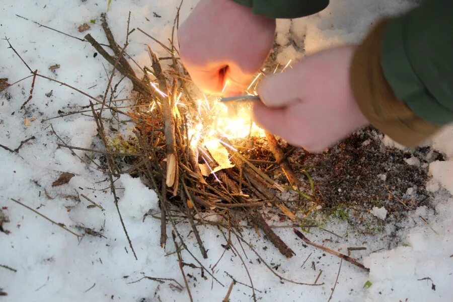 Посеять костер. Разжигание костра. Разжигание костра зимой. Разжигание костра в лесу. Растопка для зимнего костра.