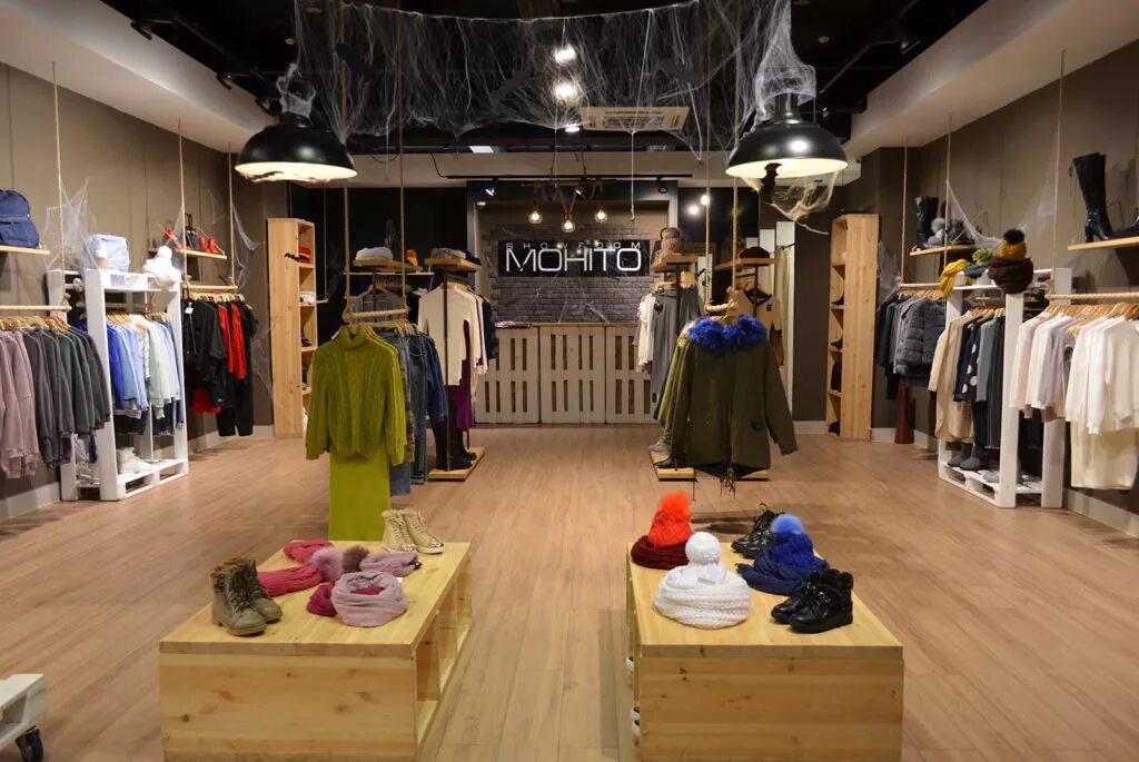 Шоу рум одежды. Шоурум одежды. Название шоурума одежды. Красивые названия бутиков. Брендовые магазины одежды.