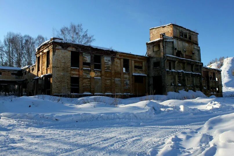 Дегтярск свердловская область купить. Дегтярский заброшенный рудник Свердловской. Город Дегтярск Свердловской области. Заброшенная шахта, город Дегтярск Свердловская область.. Мост в Дегтярске.