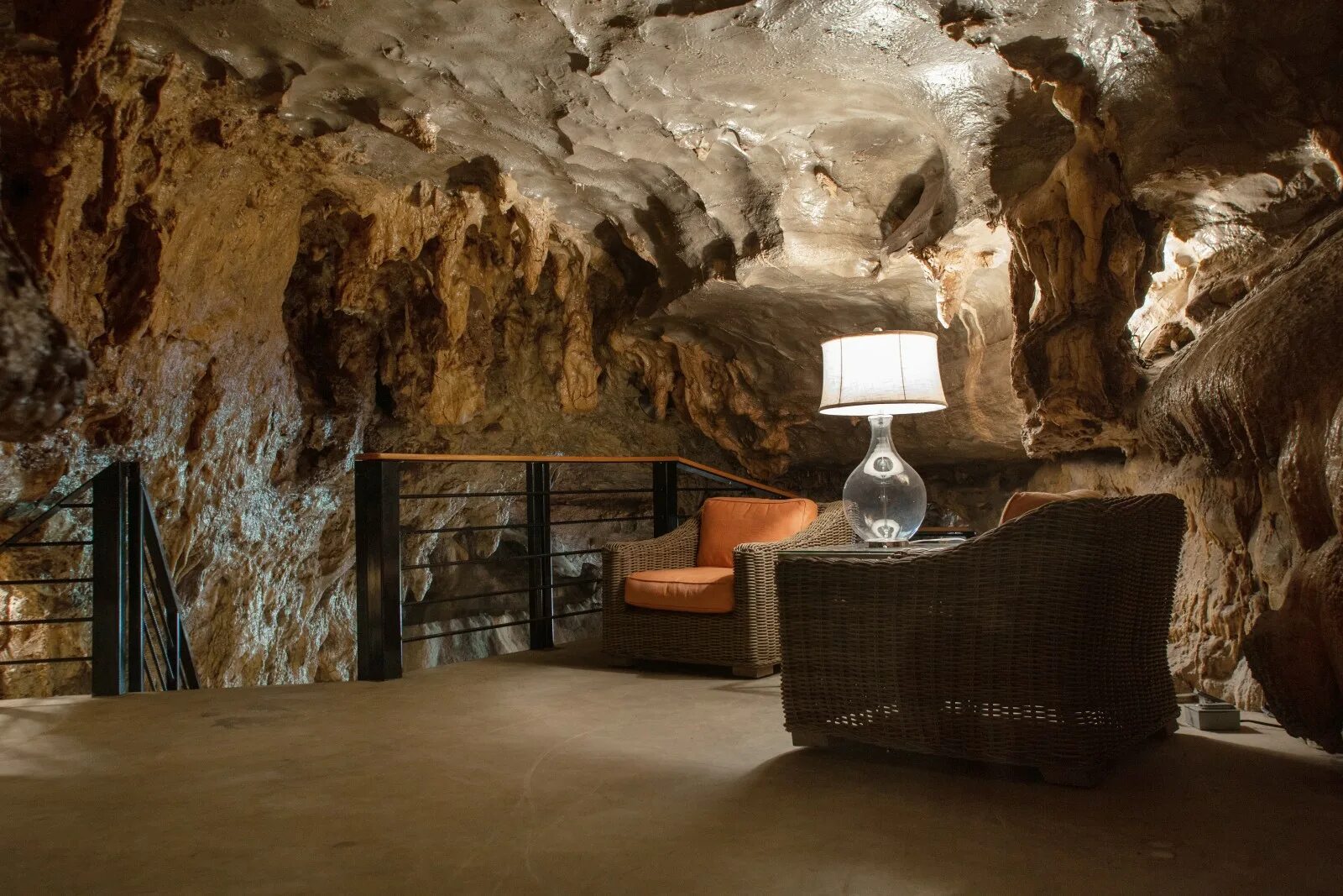 Украсить пещеру. Гостиница Beckham Creek Cave Lodge. Интерьер пещера. Пещерный стиль в интерьере. Комната в стиле пещеры.