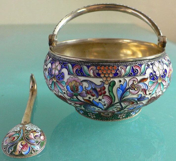 Для чего в древние времена художественная эмаль. Russian Silver Enamel Sugar Bowl by Maria semonova 1908-1917. Фаберже сахарница серебро эмаль. Сливочник серебро перегородчатая эмаль эмаль мешок. Перегородчатая эмаль пин.