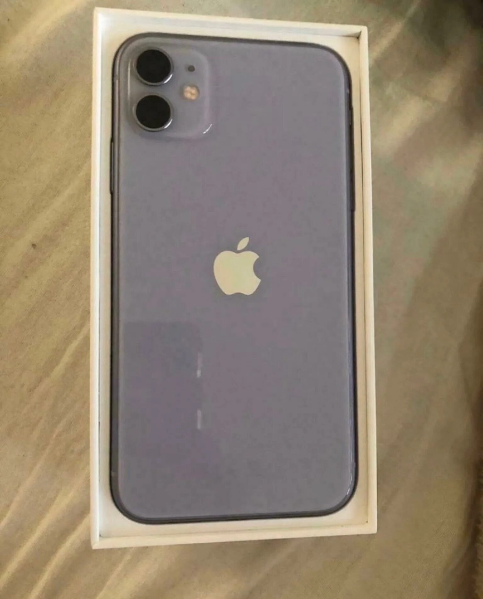 Айфон 11 на столе. Iphone 13 pro max 128gb silver. Айфон 13 про макс коробка. Фото для пранка айфон. Пранк айфон 12.