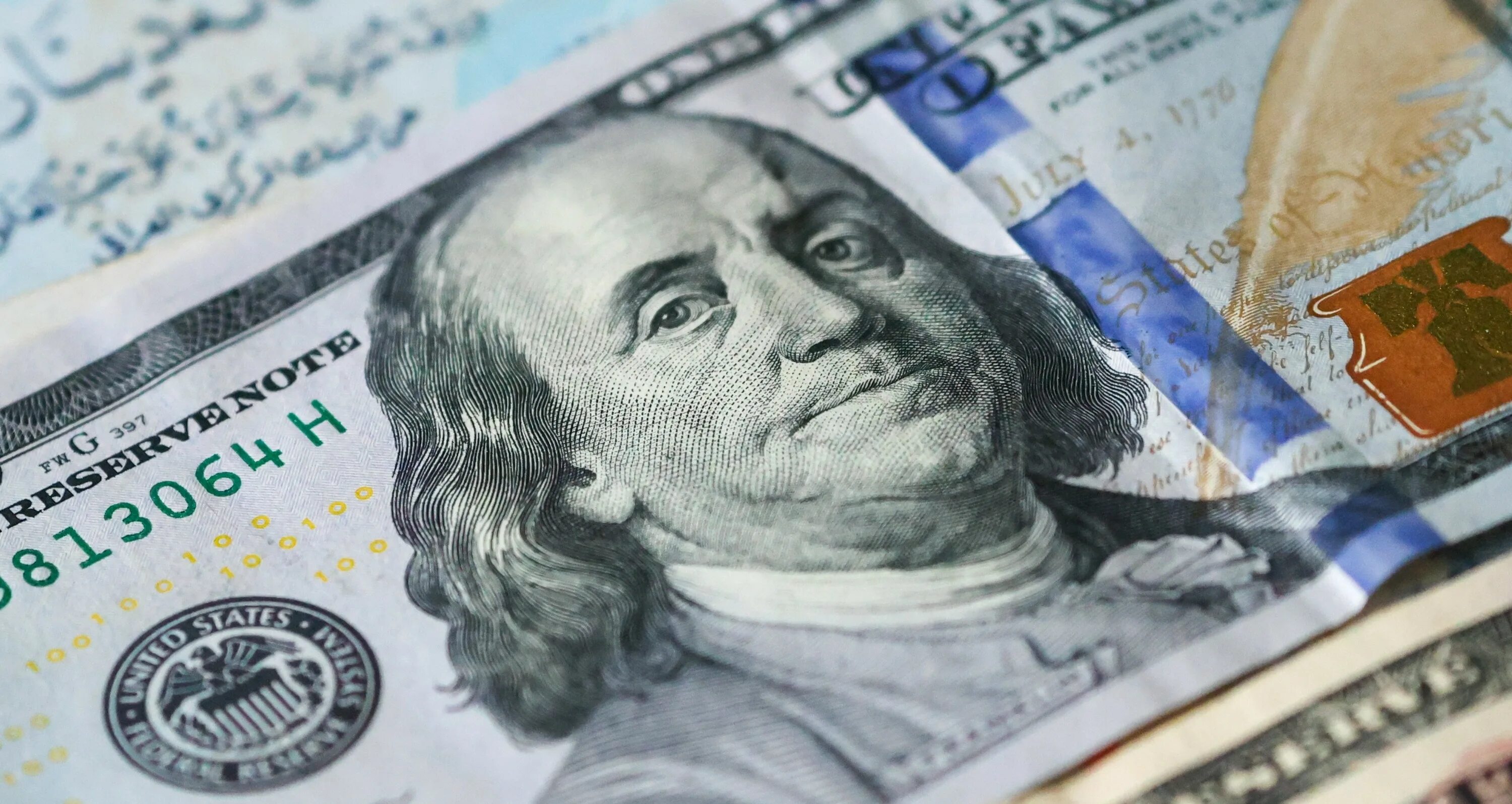 Доллар на 18 апреля 2025. Доллары в руках. доллар (валюта). доллары в рубли. usd цб.