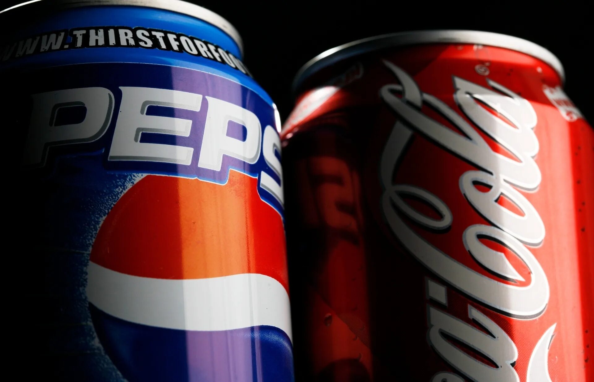 Pepsi coca cola. Кока кола и пепси кола. pepsi-cola pepsi-cola pepsi-cola pepsi-cola. пепсико и кока кола. пепси это кока колы.